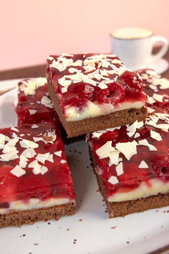 RUF Kleiner Himbeer-Schokokuchen, Mini-Kuchen Mit Feiner Puddingcreme, Himbeeren Und Weißen Schokoraspeln, Inkl. Backform, 1X252G