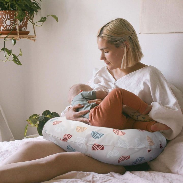 Boppy Original Support Stillhilfe Regenbogen Für Babys, Ergonomische Form Mit Polsterung, Komfort Für Mutter Und Baby Beim Stillen Und Füttern Mit Der Flasche, Waschmaschinenfest